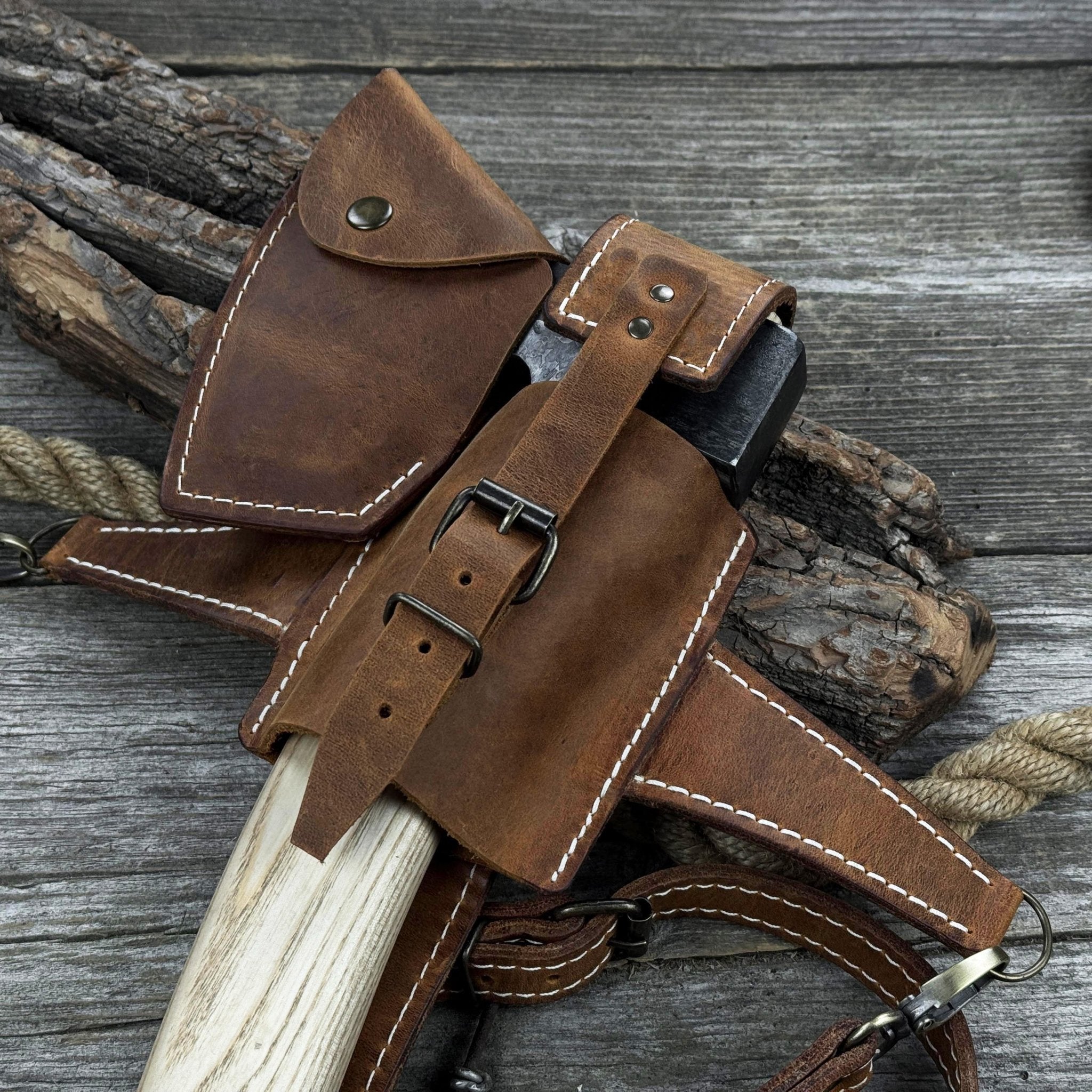 Chopping Axe with Leather Back Carry Pouch, 1.05 kg (2.2 lb)