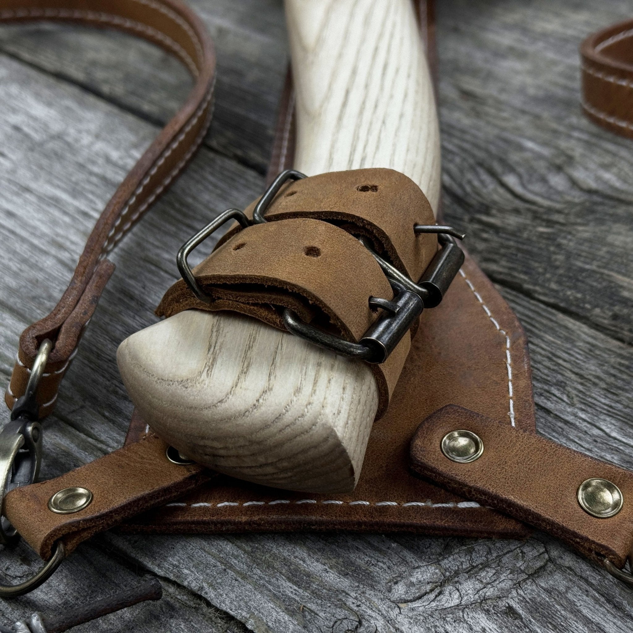 Chopping Axe with Leather Back Carry Pouch, 1.05 kg (2.2 lb)